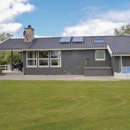 Ferienhaus Three Bedroom Holiday In *
